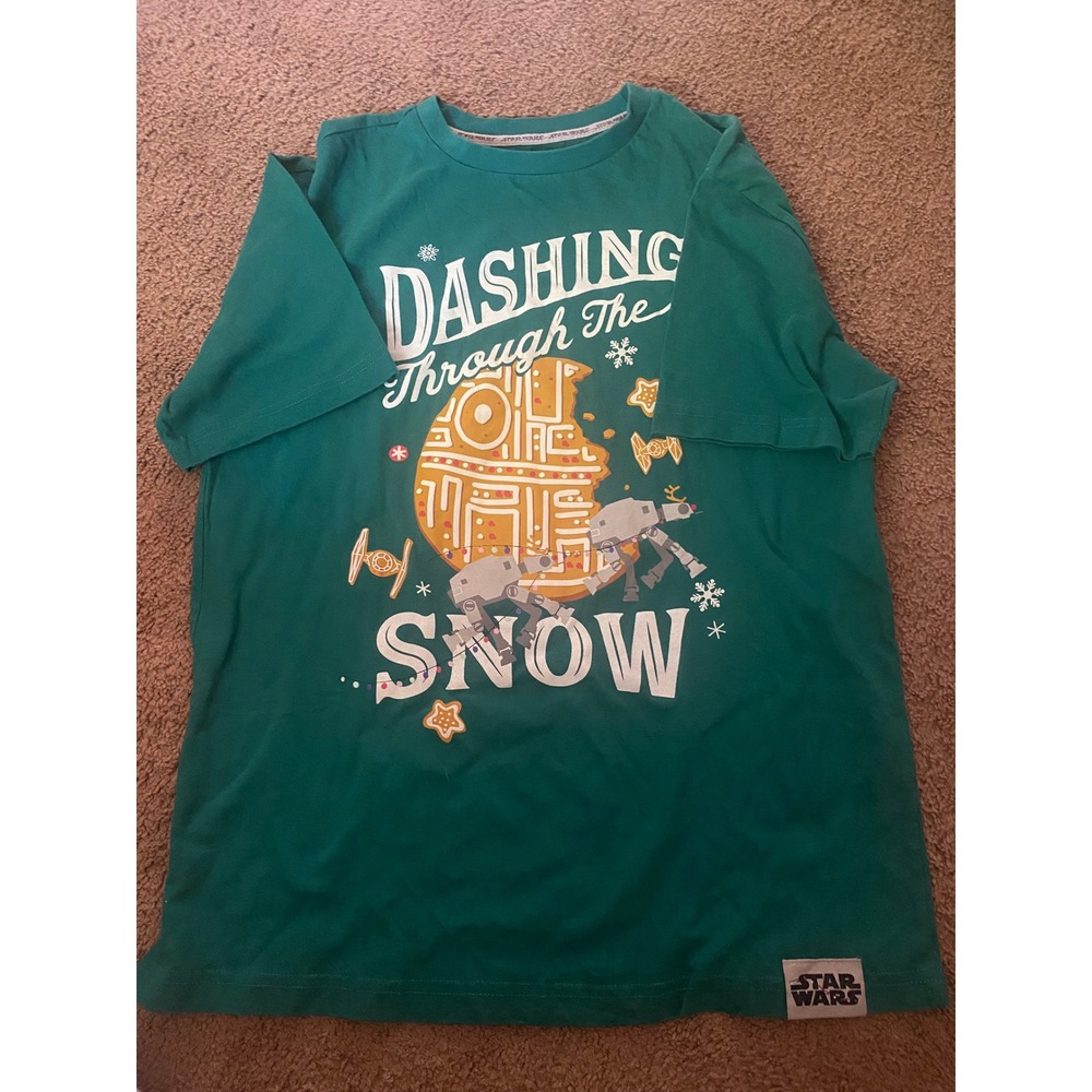 #382 Green Mens Disney Star Wars Holiday Graphic T-Shirt.